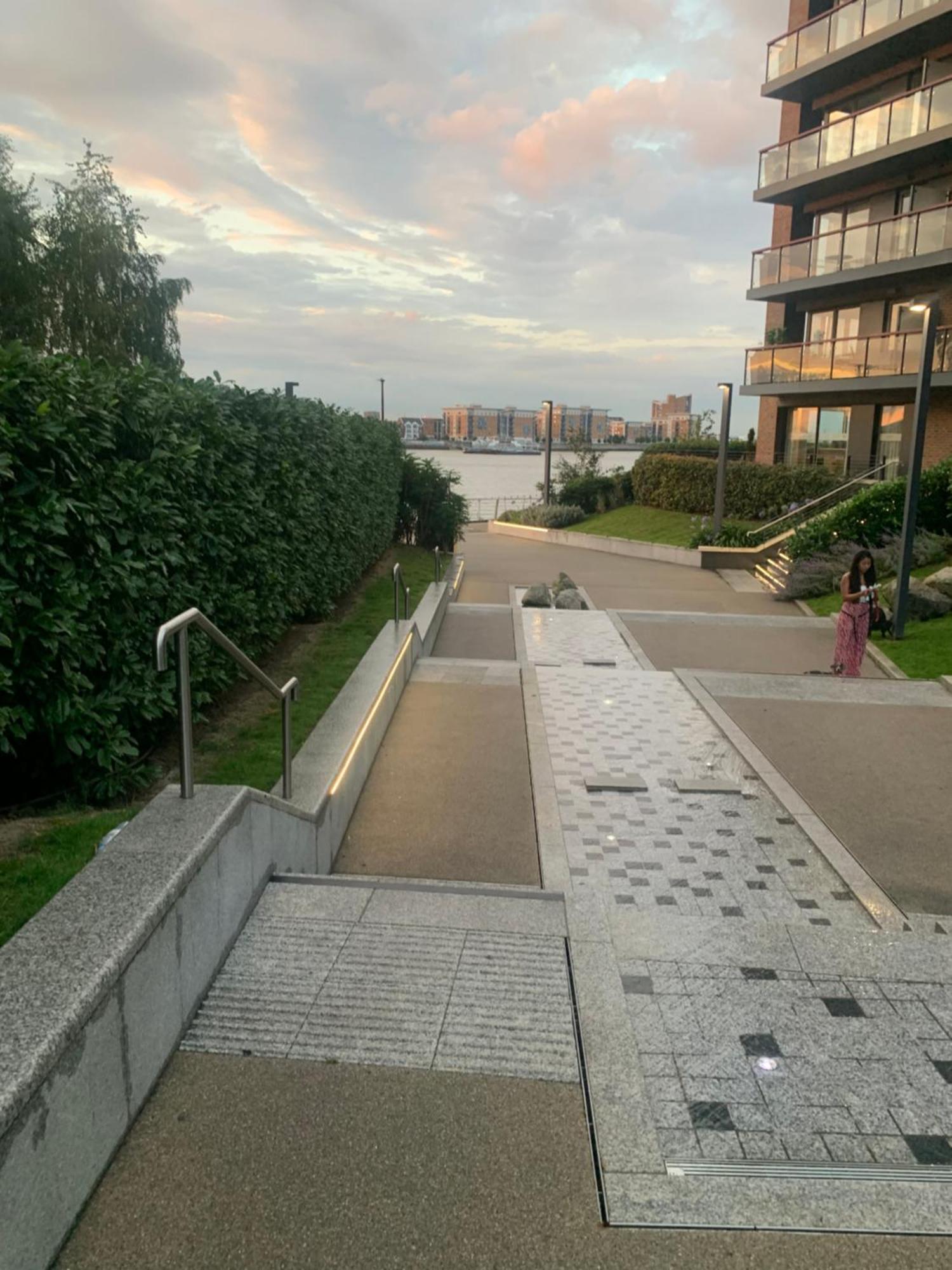 Luxury Riverside Apt With Easy Access To Central London, O2, Excel Centre And Parking Buitenkant foto